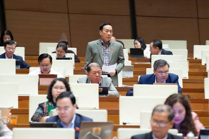 Đại biểu Phạm Văn Hòa, Đoàn ĐBQH tỉnh Đồng Tháp phát biểu.