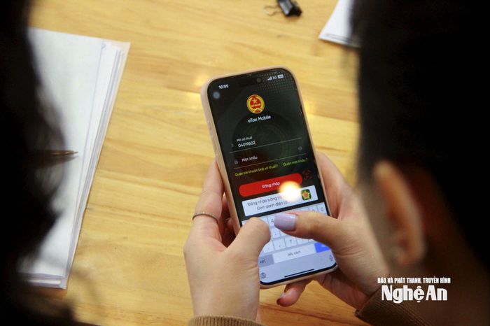 Cài đặt ứng dụng eTax Mobile giúp hộ kinh doanh thực hiện các thao tác dễ dàng hơn. Ảnh: Quang An