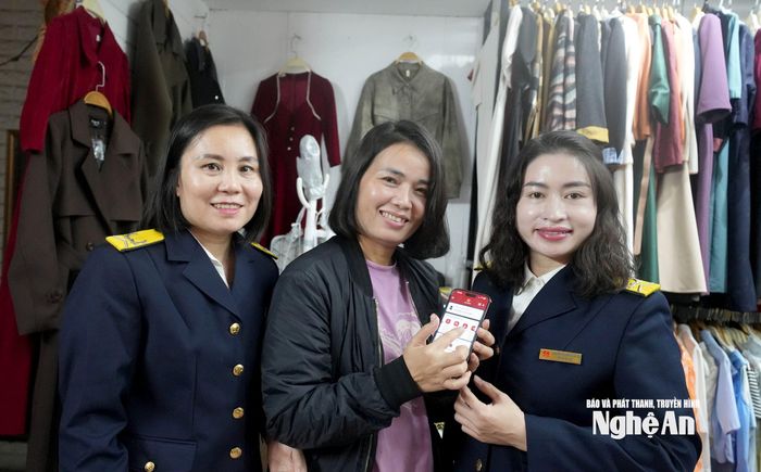 Hộ kinh doanh được hướng dẫn kê khai thuế tận tình. Ảnh: Quang An
