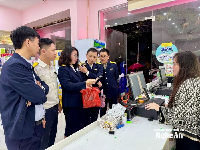 Các hộ kinh doanh được tuyên truyền sự hiệu quả của việc chuyển đổi mô hình quản lý thuế. Ảnh: Quang An