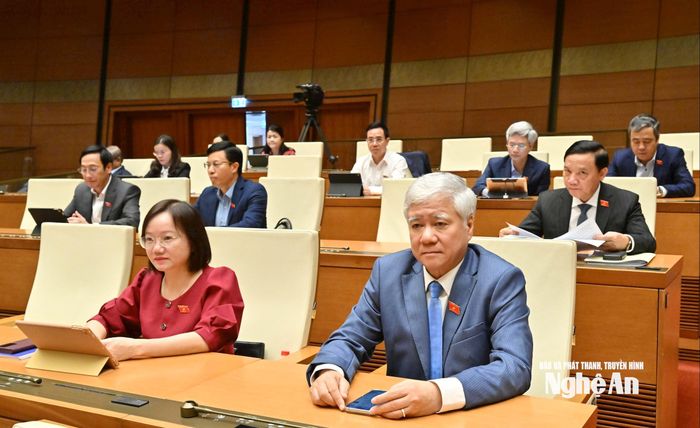 Đồng chí Đỗ Văn Chiến - Ủy viên Bộ Chính trị, Phó Chủ tịch Thường trực Quốc hội, đại biểu đoàn Nghệ An tại phiên làm việc chiều 1/12. Ảnh: Nam An