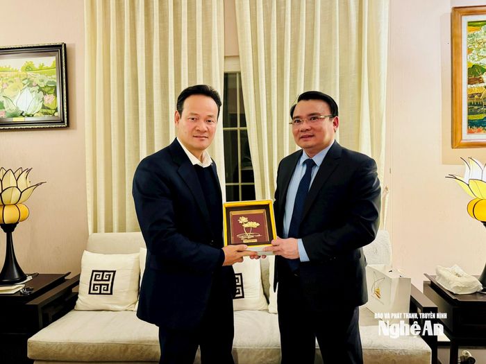 Phó Chủ tịch UBND tỉnh Phùng Thành Vinh trao quà lưu niệm đến Đại sứ Mai Phan Dũng - Trưởng Phái đoàn Thường trực Việt Nam tại Geneva - Thụy Sĩ.