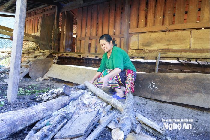 Bà Quang Thị Loan, bản Văng Môn, xã Tam Thái đốt lửa sưởi ấm cho đàn dê. Ảnh: T.P