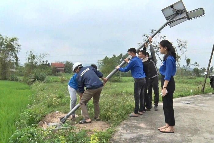Đoàn thanh niên thôn Khánh Tân (xã Phú Ninh) xây dựng hệ thống chiếu sáng đường giao thông nông thôn. Ảnh: QUỐC VƯƠNG