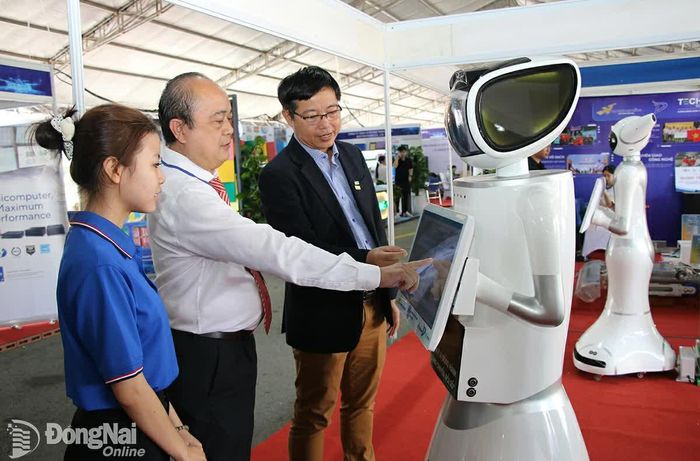 Phó Giám đốc Sở Khoa học và Công nghệ tỉnh Đồng Nai Võ Hoàng Khai cùng các đại biểu tham quan gian trưng bày, giới thiệu các sản phẩm công nghệ số, đổi mới sáng tạo tại sự kiện Techfest Dong Nai 2025. Ảnh: Hải Quân