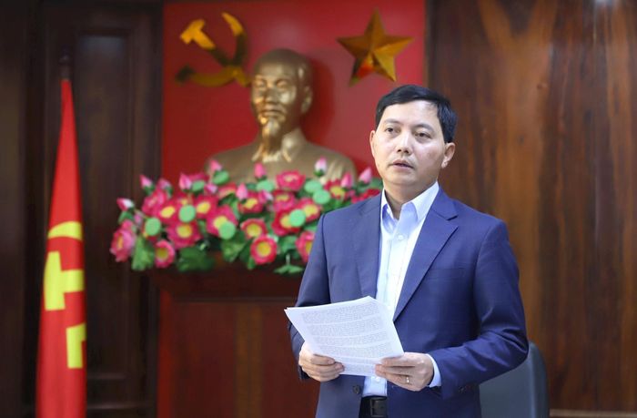 Đồng chí Trần Đức Vinh, Bí thư Chi bộ, Tổng Biên tập Báo Công lý trình bày tham luận.
