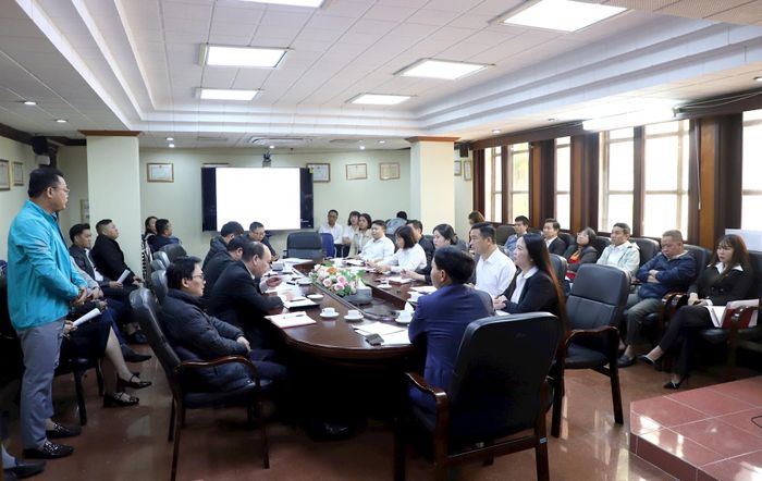 Các đảng viên đóng góp ý kiến vào chuyên đề.