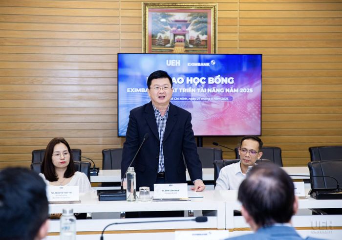 Tiến sĩ Đinh Công Khải - Phó Giám đốc UEH phát biểu tại lễ trao học bổng, ghi nhận sự đồng hành của Eximbank trong hỗ trợ sinh viên.