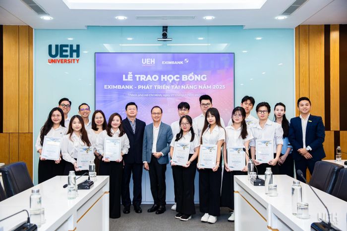  Sinh viên UEH nhận học bổng Eximbank, thể hiện sự nỗ lực trong học tập và tinh thần phấn đấu. 