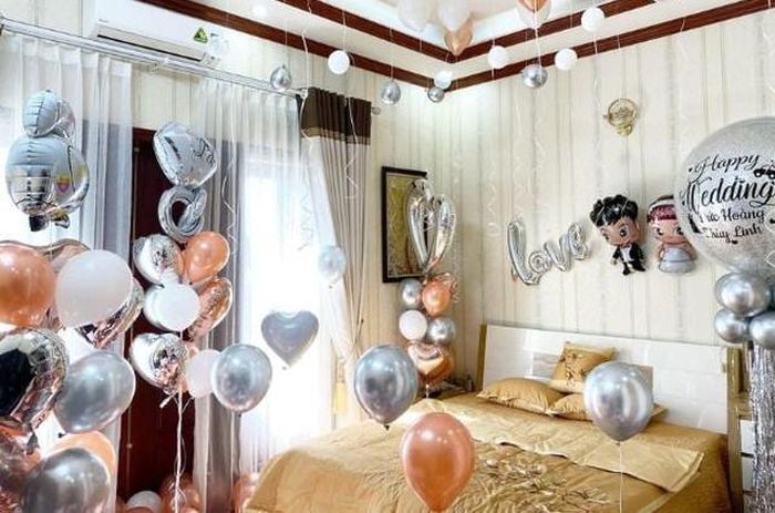 Theo quan niệm phong thúy, người có gia đình thiếu hòa thuận, phụ nữ có bầu, người đang để tang hay từng trải qua hôn nhân đổ vỡ... không nên vào phòng tân hôn hay tùy tiện ngồi trên giường của cặp đôi ngày cưới.