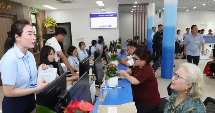 Người dân đến làm thủ tục hành chính tại điểm phục vụ hành chính công phường Tây Hồ. Ảnh: Thanh Hải