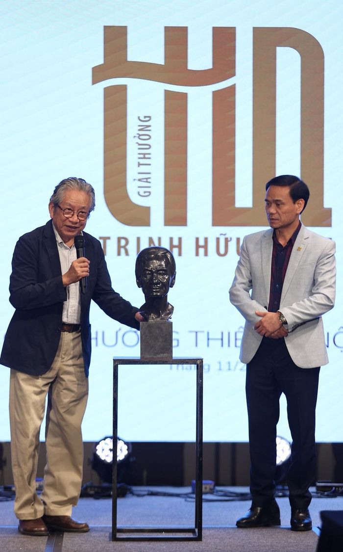 Họa sĩ Trịnh Lữ (trái) trao tặng tượng chân dung Trịnh Hữu Ngọc cho PGS Phạm Hùng Cường, hiệu trưởng trường Đại học Mỹ thuật Công nghiệp