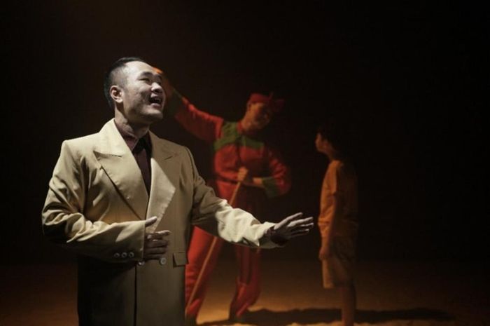 Hình ảnh ca sĩ Khôi Minh trong MV "Chuyện cổ tích về cha"
