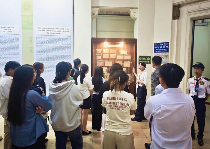 Khi tham quan, du khách sẽ được nghe thuyết minh về từng khu vực trưng bày, tương ứng với từng giai đoạn lịch sử của tờ tiền
