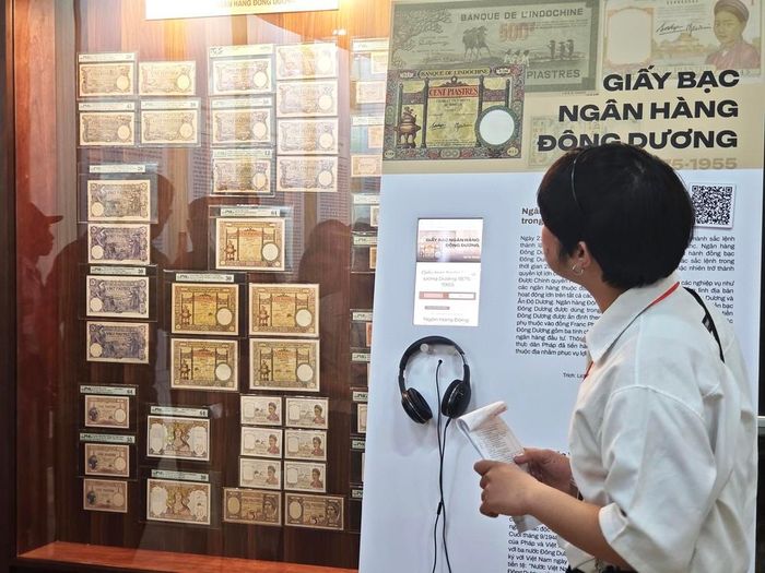 Ngoài ra, triển lãm còn bố trí nhiều trụ thông tin để du khách tự khám phá thêm về hiện vật đang trưng bày