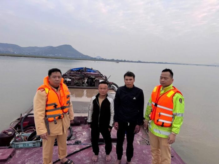 Tổ CSGT bắt quả tang 2 đối tượng và phương tiện khai thác cát trái phép.