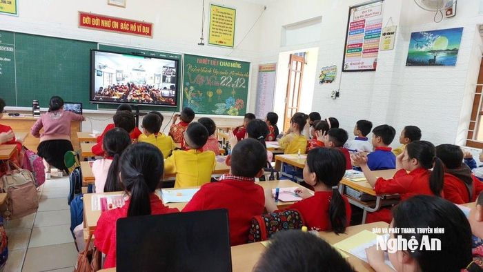 Một tiết dạy học kết nối giữa giáo viên và học sinh Trường Tiểu học Hưng Dũng 2 với Trường Tiểu quốc tế Indonesia. Ảnh: CSCC