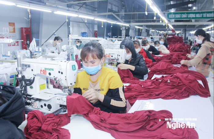 Nhà máy Công ty THHH Hi - TEX (Hàn Quốc) tại cụm công nghiệp Nghĩa Mỹ, xã Đông Hiếu tạo việc làm và thu nhập cho nhiều lao động ở địa phương. Ảnh: Mai Hoa