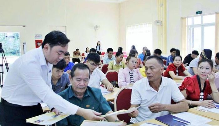 Song song với công tác TGPL qua tố tụng, Trung tâm TGPL nhà nước tỉnh Sơn La còn đẩy mạnh công tác tuyên truyền, tập huấn kỹ năng hòa giải ngay từ cơ sở (ảnh Nguyễn Yến).