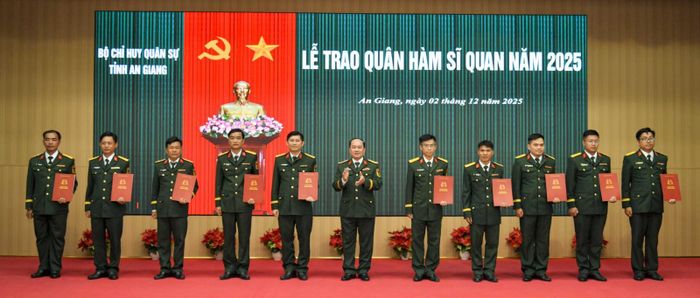 Đại tá Nguyễn Văn Ngành, Ủy viên Ban Thường vụ Tỉnh ủy, Chỉ huy trưởng Bộ Chỉ huy Quân sự tỉnh An Giang trao quyết định cho các sĩ quan.