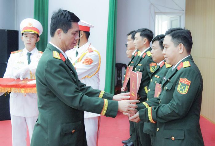 Đại tá Huỳnh Văn Khởi, Chính ủy Bộ Chỉ huy Quân sự tỉnh An Giang trao quyết định cho các sĩ quan.