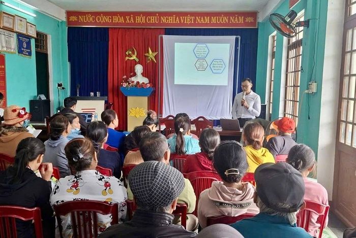 Cán bộ hướng dẫn kỹ thuật sử dụng phân bón hiệu quả cho vụ Đông Xuân. Ảnh: V.D