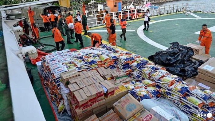 Indonesia chuyển hàng cứu trợ đến nạn nhân bị ảnh hưởng lũ lụt tại tỉnh Aceh. Ảnh: AFP