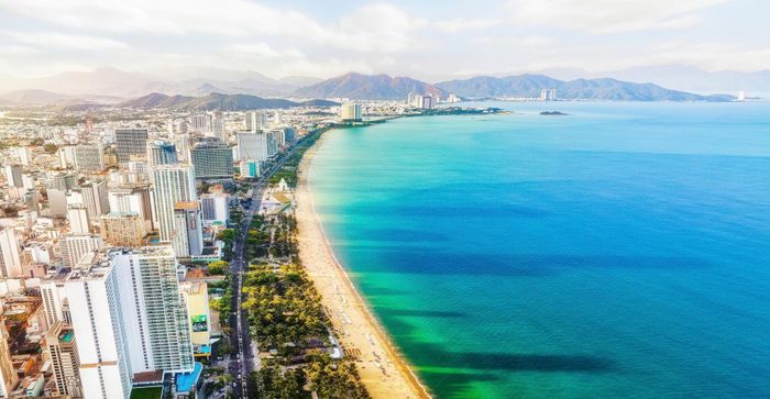 Nha Trang sở hữu nền tảng để xây dựng thành “thủ phủ kinh tế đêm” Việt Nam với cảnh quan đặc sắc, lượng khách quốc tế lớn và văn hóa phong phú.
