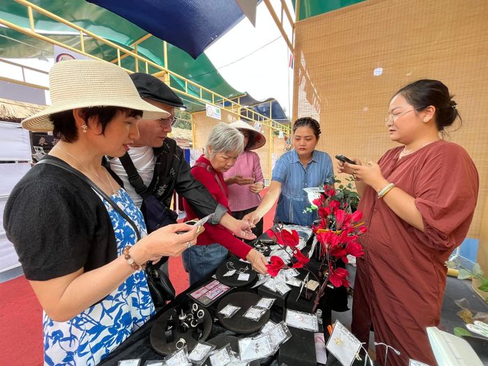 Sản phẩm OCOP từ các làng nghề được quảng bá, giới thiệu tại Festival Bảo tồn và Phát triển làng nghề quốc tế lần thứ I năm 2025.