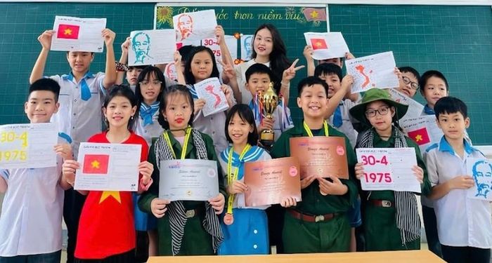  Cô giáo Đoàn Thị Ánh Sương (Trường Tiểu học Lê Lợi, Thành Vinh, Nghệ An) và học sinh trong tiết học “giải mã bức tranh”. Ảnh: NVCC 