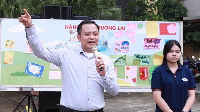  Thầy Lê Trung Kiên - giáo viên Tiếng Anh, Trường THPT Chất lượng cao Lê Lợi (Hà Đông, Hà Nội) trong một buổi tư vấn hướng nghiệp cho học sinh. Ảnh: Đình Tuệ 