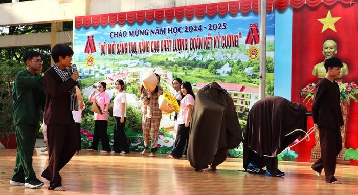  Dạy Ngữ văn theo hình thức sân khấu hóa tại Trường THPT chuyên Phan Ngọc Hiển (phường An xuyên, Cà Mau). Ảnh: NTCC 