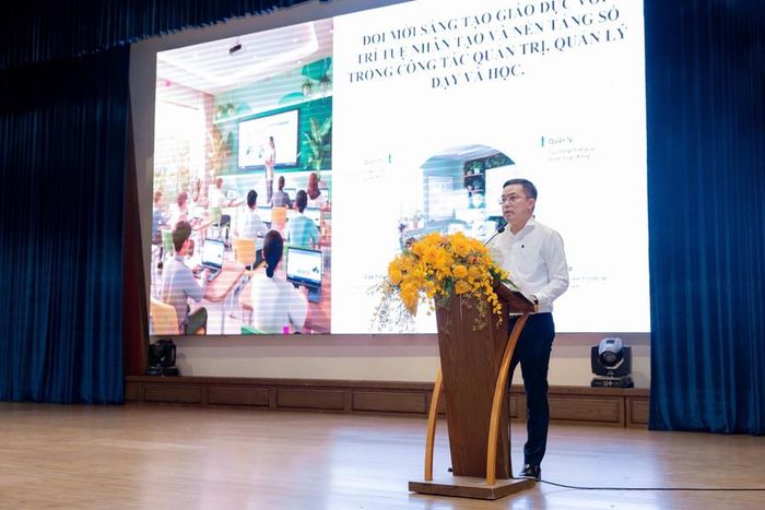  Ông Hoàng Công Khuê - Phó Tổng Giám đốc Công ty Cổ phần Tập đoàn Công nghệ Thành Nam trình bày tham luận tại hội nghị. 