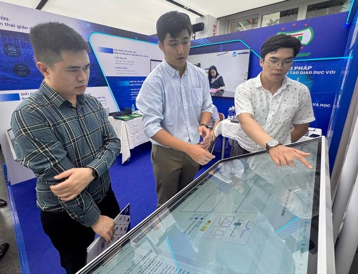  Đại biểu tham quan khu triển lãm. Ảnh: T.L. 