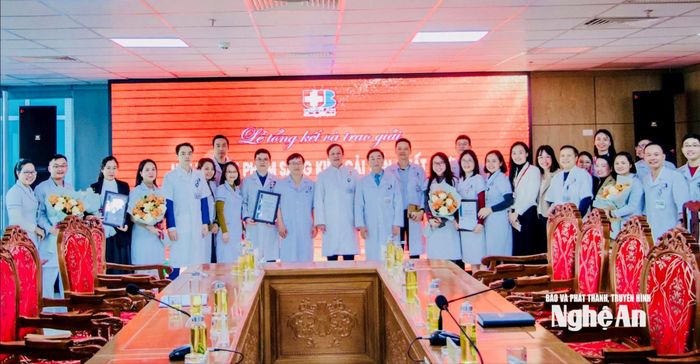 Ban Giám đốc Bệnh viện Ung bướu Nghệ An cùng tập thể cán bộ, nhân viên trong Lễ trao giải và tổng kết Hội thi "Sản phẩm sáng kiến cải tiến chất lượng" lần thứ 4 năm 2025. Ảnh: BVCC