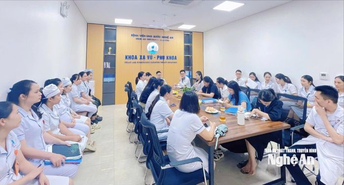 Cán bộ Phòng Quản lý chất lượng bệnh viện đang tiến hành làm việc với Khoa Xạ vú - phụ khoa. Ảnh: BVCC