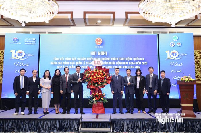 Đại diện lãnh đạo Bệnh viện Ung bướu trong Chương trình Hội nghị tổng kết đánh giá 10 năm triển khai “Chương trình hành động quốc gia nâng cao năng lực quản lý chất lượng khám, chữa bệnh giai đoạn đến 2025” do Bộ Y tế tổ chức. Ảnh: BVCC