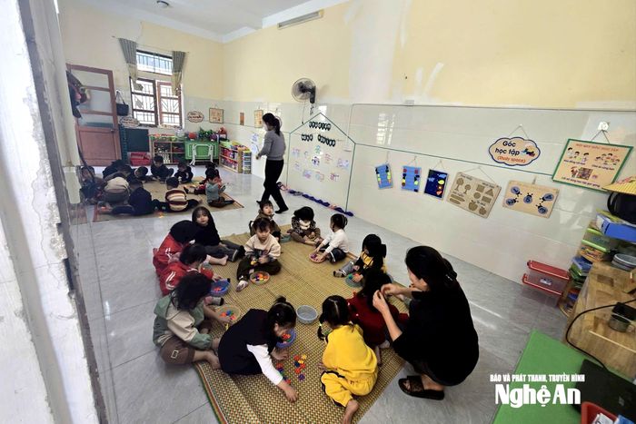 Gần 30 học sinh học tạm trong phòng dành cho hiệu phó, chờ trường mới xây xong. Ảnh: Mỹ Hà