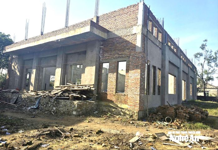 Dự án nhà đa năng xây dang dở thì nhà thầu bỏ đi. Ảnh: Mỹ Hà