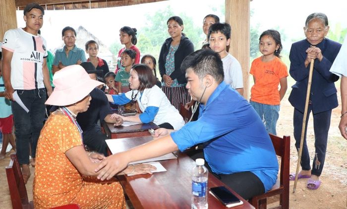 Công ty CP Thủy điện A Vương phối hợp y, bác sĩ Bệnh viện Đà Nẵng khám bệnh, phát thuốc miễn phí cho người dân thôn ZLao, xã Tây Giang. Ảnh: VĂN LÃM