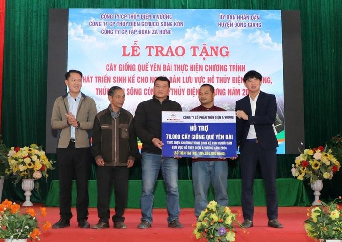 Trao hỗ trợ Chương trình sinh kế người dân lưu vực hồ Thủy điện A Vương. Ảnh: VĂN LÃM
