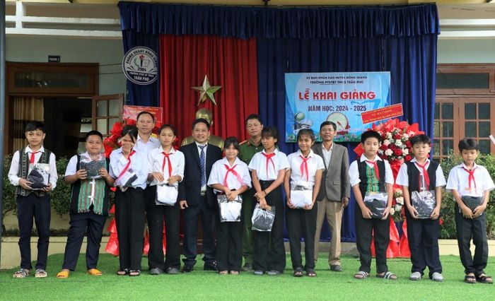 Công ty CP Thủy điện A Vương trao áo quần đồng phục trong Chương trình “Tiếp bước đến trường” năm học 2024 - 2025. Ảnh: VĂN LÃM