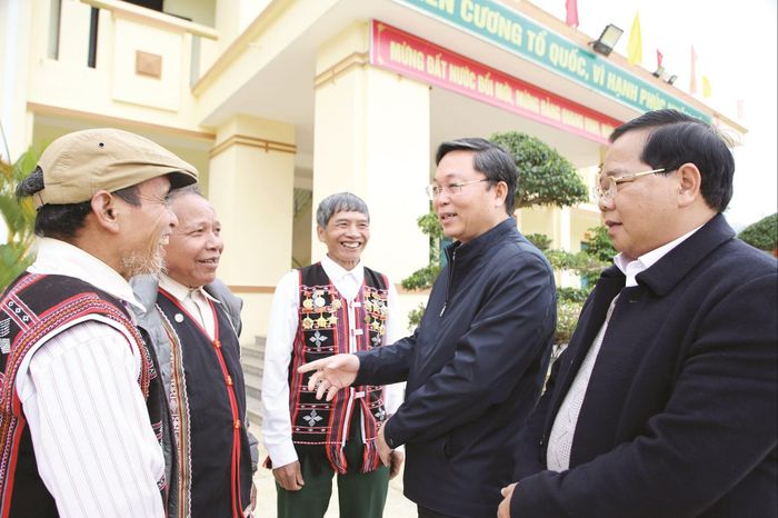 Chủ tịch Ủy ban MTTQ Việt Nam thành phố Đà Nẵng Lê Trí Thanh (thứ 2, bên phải sang) thăm, động viên người có uy tín trong đồng bào dân tộc thiểu số vùng cao. Ảnh: ALĂNG NGƯỚC