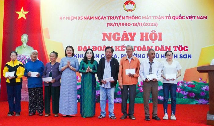 Phó Chủ tịch Ủy ban MTTQ Việt Nam thành phố Trần Thị Mẫn (thứ 4 từ trái qua) tặng quà người dân phường Ngũ Hành Sơn nhân Ngày hội đại đoàn kết toàn dân tộc năm 2025. Ảnh: M.T