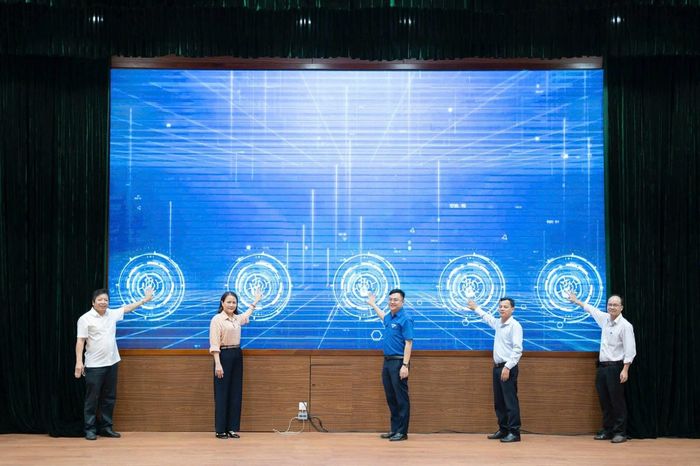 Phó Chủ tịch Ủy ban MTTQ Việt Nam thành phố Trần Thị Mẫn (thứ hai từ trái sang) cùng các đại biểu khánh thành công trình số hóa Phòng truyền thống Đoàn TNCS Hồ Chí Minh thành phố. Ảnh: THÁI CƯỜNG