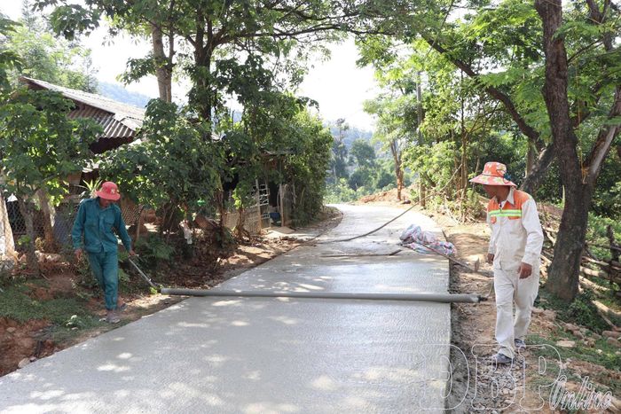 Nhờ có sự đồng hành của người dân, nhiều tuyến đường giao thông nông thôn trên địa bàn tỉnh được hoàn thành; đến nay, đường thôn bản, liên thôn bản cơ bản được bê tông hóa hoặc cứng hóa, bảo đảm đi lại thuận tiện quanh năm.