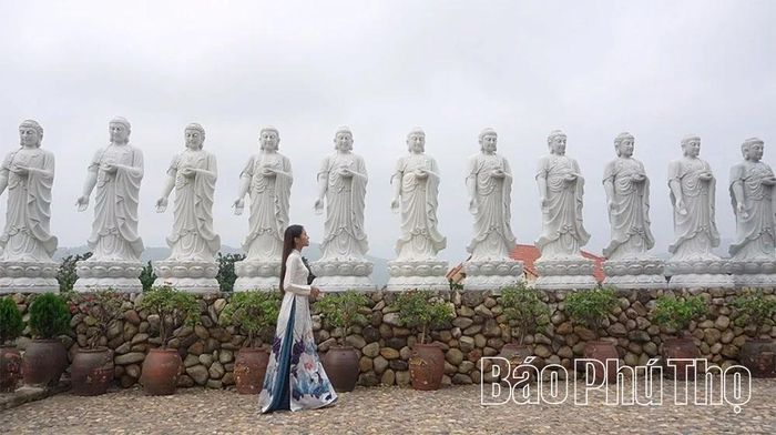 Mỗi pho tượng là một trạng thái tâm – vui, buồn, thiền định, mỉm cười – như lời nhắc về con đường tu tập của con người giữa đời sống bộn bề.