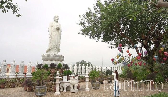 Bức tượng Phật đứng an nhiên giữa trời mây Bình Tuyền, dõi theo hàng trăm tượng La Hán trắng, mở lối cho người tìm về sự tĩnh tại.