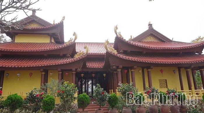 Sự cân bằng giữa kiến trúc truyền thống Việt và những đường nét hiện đại đã tạo nên một không gian đặc biệt mà mỗi người phật tử đều muốn tìm về.