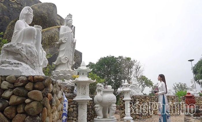 Phật tử như lắng lại và quên hết những muộn phiền của cuộc sống khi được đứng giữa không gian tĩnh tại, linh thiêng của ngôi chùa Thanh Lanh.